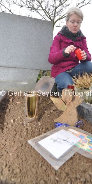 Grabschndung Urnengrab in Issum